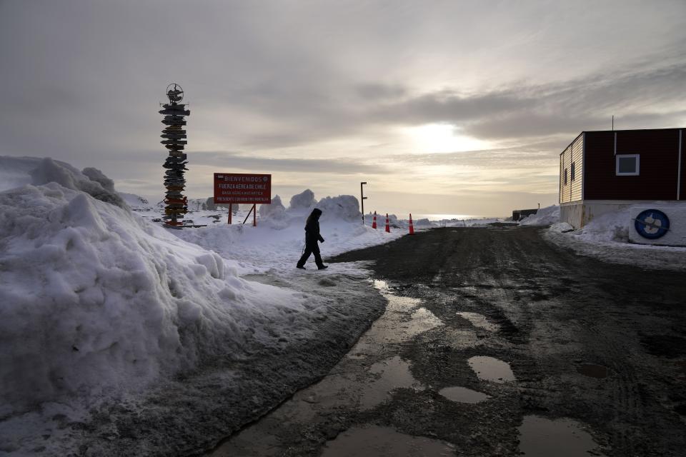 Una mujer camina afuera de la Base de la Fuerza Aérea Eduardo Frei de Chile en la Isla Rey Jorge, Shetlands del Sur, Antártida, el sábado 25 de noviembre de 2023. (Foto AP/Jorge Saenz)