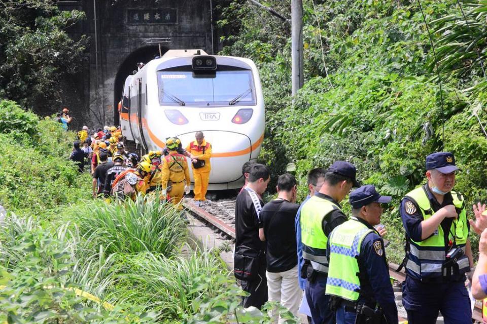 台鐵太魯閣號在花蓮發生撞上工程車意外，相關人員進行搶修工作。(資料照)
 