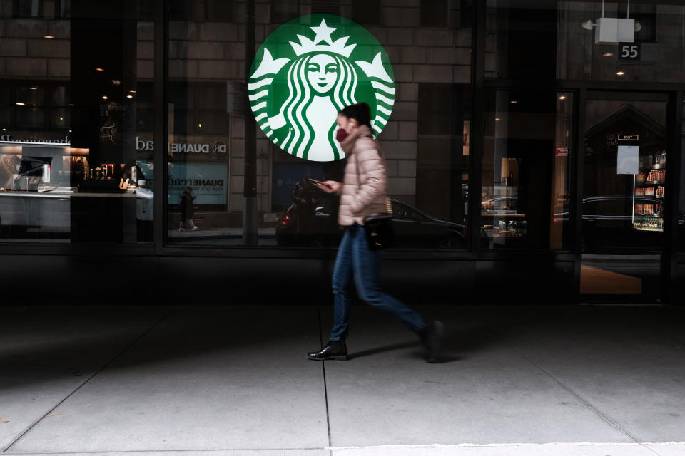 NUEVA YORK, NUEVA YORK - 04 DE ABRIL: Una mujer camina por una cafetería Starbucks en Manhattan el 04 de abril de 2022 en la ciudad de Nueva York. El CEO de JPMorgan, Jamie Dimon, advirtió en su carta anual a los accionistas que la inflación continua en los EE. UU. conducirá a un aumento de las tasas de interés y será uno de los problemas económicos que afectará el futuro del país. (Foto de Spencer Platt/Getty Images)