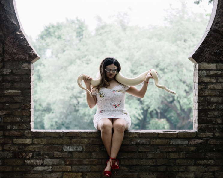 This teen’s graduation photos are anything but basic. (Photo: Alondra Acosta)