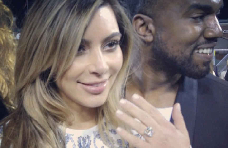 Kim Kardashian adore poster sur Instagram mais cela ne l'empêche pas de regretter certaines publications... La star a jadis admis qu'elle regrettait d'avoir posté une photo d'elle après ses fiançailles car elle avait des ongles très courts sur le cliché en question. "Ça aurait été tellement plus cool avec de longs ongles" a-t-elle déclaré dans une vidéo avec Patric Starr.