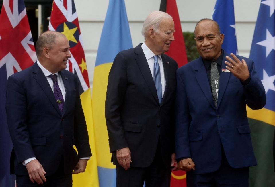 2023年9月25日，美國舉辦太平洋島國峰會，總統拜登（中）與吉里巴斯總統馬茂（右）在大合影期間交談，左為庫克群島總理布朗。路透社
