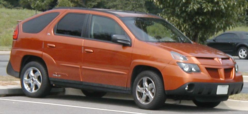 <p>Pontiac Aztek. Questo suv del 2000, visto frontalmente, pare abbia due telai sovrapposti. Le linee eccentriche furono considerate pessime da quasi tutti gli esperti di automobili. </p>