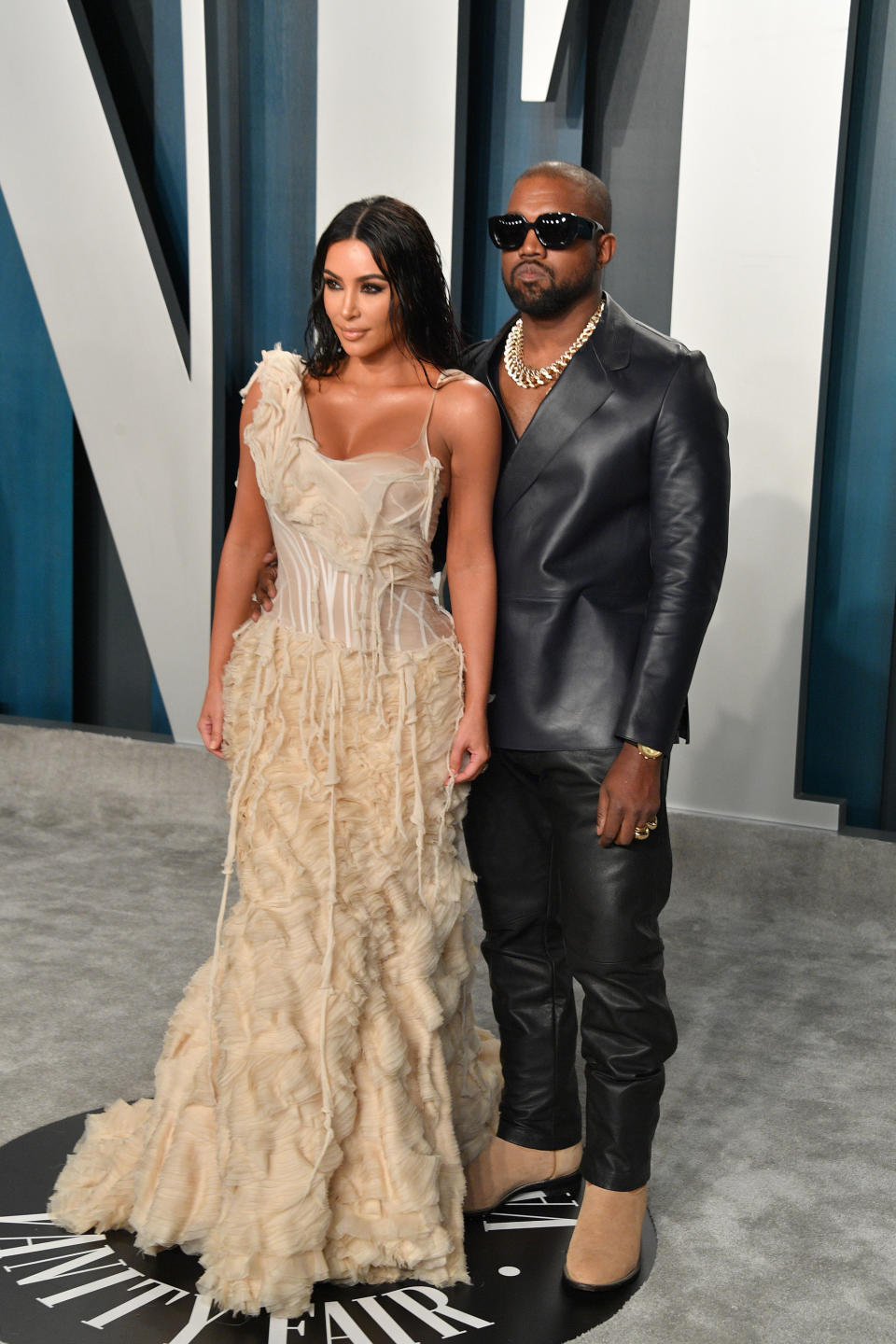 Auch Kim Kardashian ließ in Alexander McQueen ihre Rundungen spielen. Ehemann Kanye West zeigte im Lederlook von Dunhill, wie man den Anzug modern interpretiert. (Bild: George Pimentel/Getty Images)