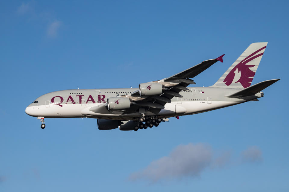 Qatar Airways, quinta en el ranking, es una de las aerolíneas más modernas del mundo, con aviones como el Boeing 787-9 Dreamliners. Une a un total de 125 destinos internacionales desde su sede en Doha. (Foto: Nicolas Economou / NurPhoto / Getty Images).