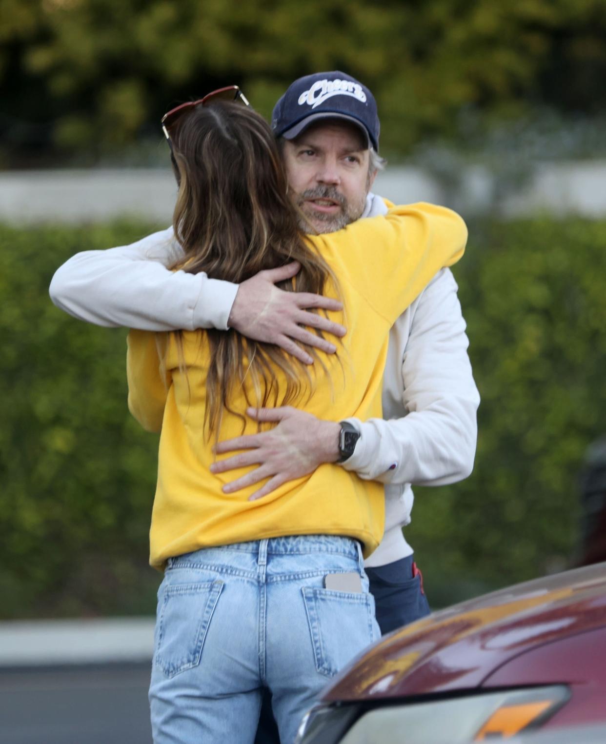 Olivia Wilde and Jason Sudeikis hug in Los Angeles on Friday, Jan. 27. (Photo: Backgrid)