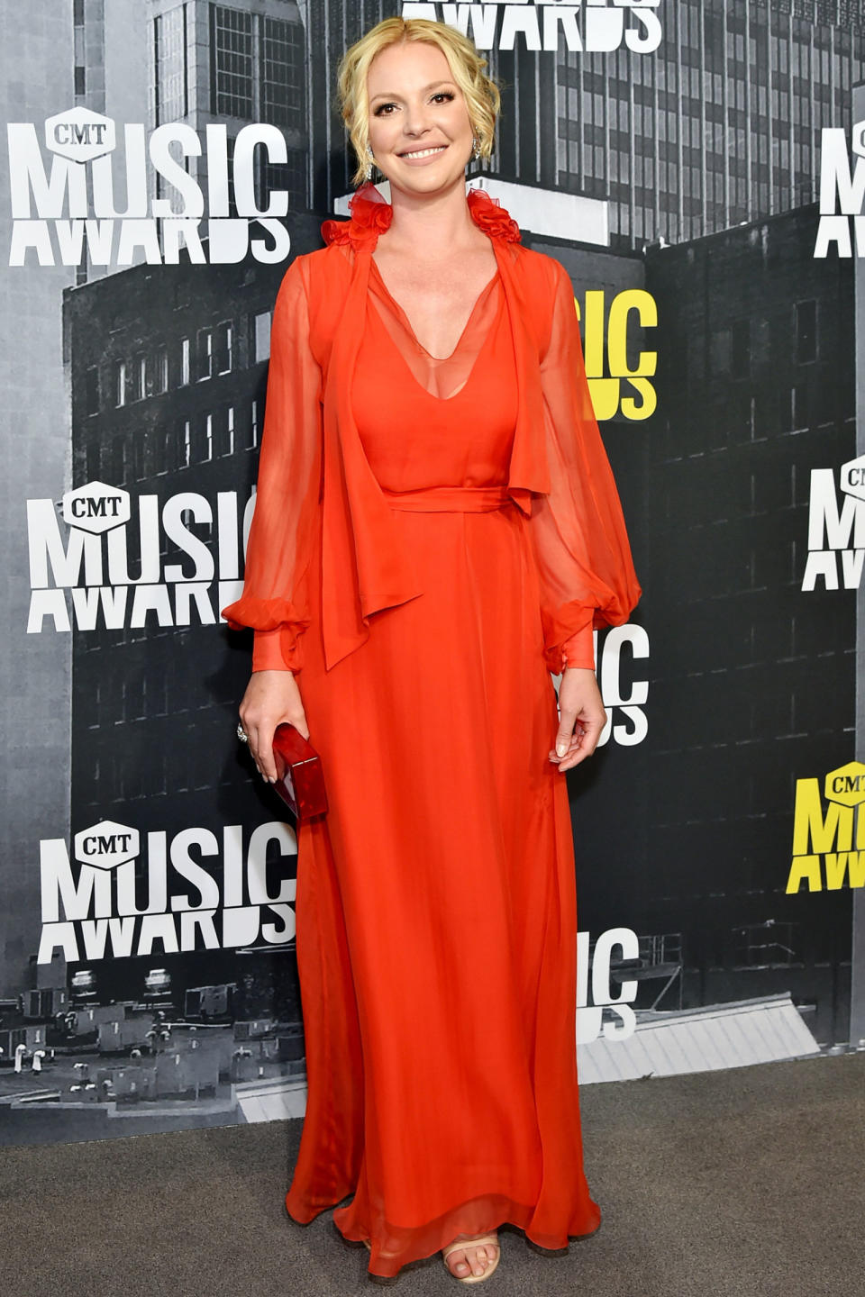 <p><strong>7 June</strong> Actress Katherine Heigl chose a vibrant Lanvin dress, Stuart Weitzman shoes, Edie Parker clutch and Piaget jewellery<span> for the awards.</span></p>