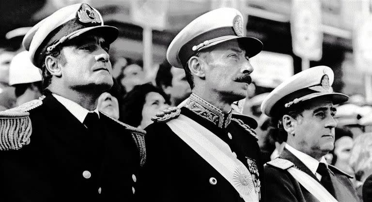 Massera, Videla y Agosti. El general fue el hombre fuerte de una dictadura que buscó "disciplinar a una sociedad anarquizada"