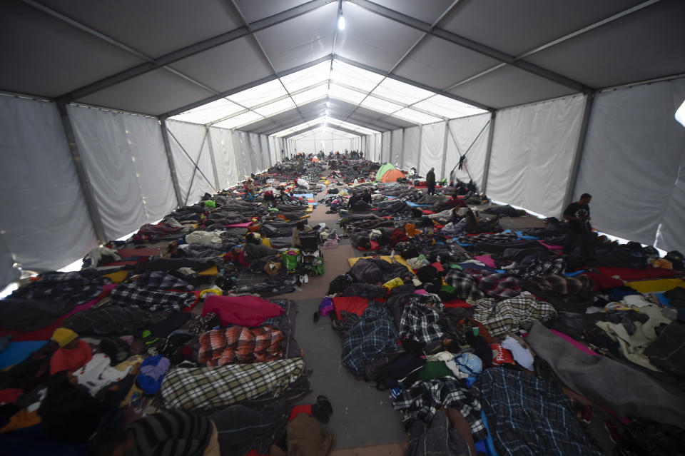 Migrantes centroamericanos de la caravana que se dirige a EEUU descansan en un estadio convertido en refugio durante una parada en su viaje en la Ciudad de México.(AFP | Alfredo Estrella)