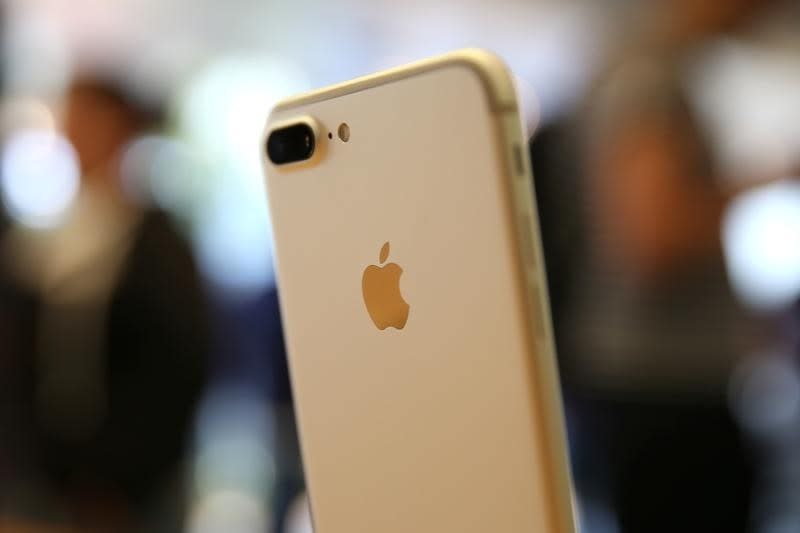 The new iPhone 7 smartphone is displayed inside an Apple Inc. store in Los Angeles, California, U.S., September 16, 2016. REUTERS/Lucy Nicholson