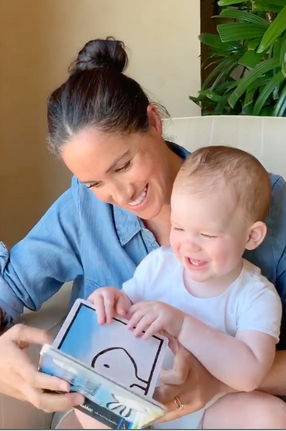 Meghan reads Archie a story in the new video. (Photo: Duke of Sussex/@SaveChildrenUK)