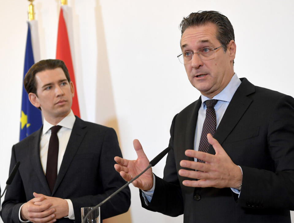 In Österreich sitzen die Rechtspopulisten in der Regierung: Der FPÖ-Politiker  Heinz-Christian Strache (r.) ist seit Ende 2017 Vizekanzler und bestimmt zusammen mit Bundeskanzler Sebastian Kurz (ÖVP) die großen Linien in der Politik. Foto: Roland Schlager / APA / dpa