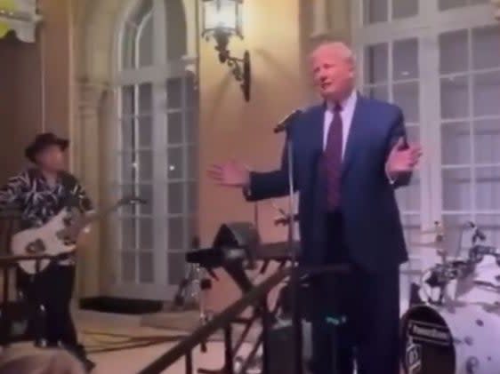 El expresidente Donald Trump en un puesto de música en su resort Mar-a-Lago en Florida, hablando con un grupo de simpatizantes sobre un recuento en Arizona (Twitter screengrab)