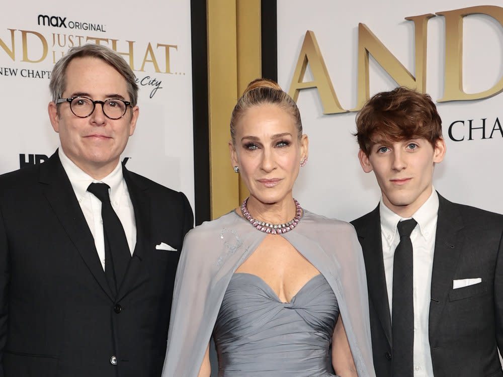 Sarah Jessica Parker mit Ehemann Matthew Broderick (l.) und Sohn James bei der "And Just Like That..."-Premiere. (Bild: getty/[EXTRACTED]: Dimitrios Kambouris/Getty Images)