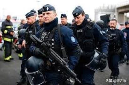 《法新社》快訊報導，位法國中部的多姆山省（Puy-de-Dome）發生一起突發槍擊案件，三名員警中彈身亡、一名因而掛彩。(法國警察示意圖)   圖 : 翻攝自每日頭條