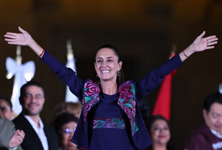 La candidata a la presidencia de México por el partido Morena, Claudia Sheinbaum, celebra tras los resultados de las elecciones generales en la Plaza del Zócalo de Ciudad de México, el 3 de junio de 2024.