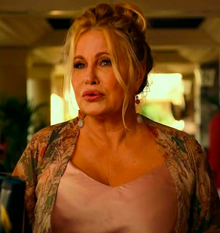 Jennifer Coolidge está de enhorabuena tras el éxito de The White Lotus ahora co-protagoniza este film junto a Jennifer Lopez.