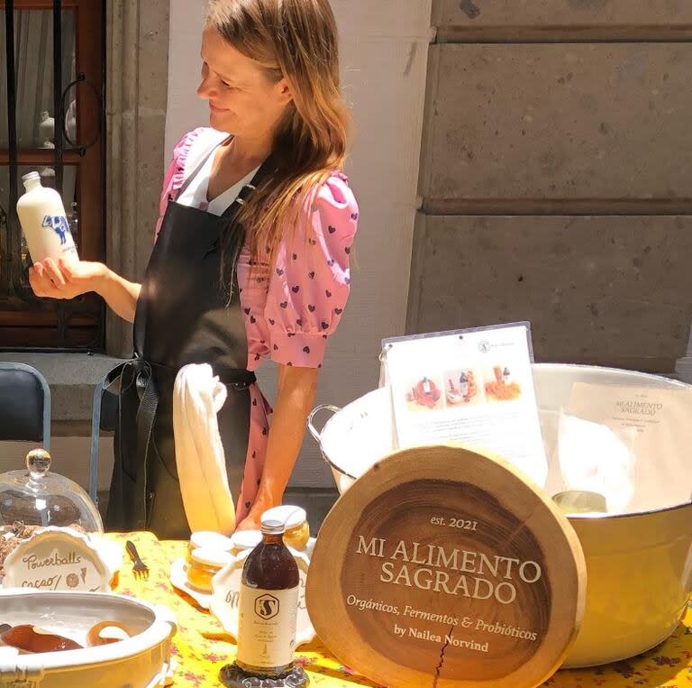 La actriz, que se dio a conocer como villana de telenovelas, se ha dejado ver en tianguis, mercados y bazares