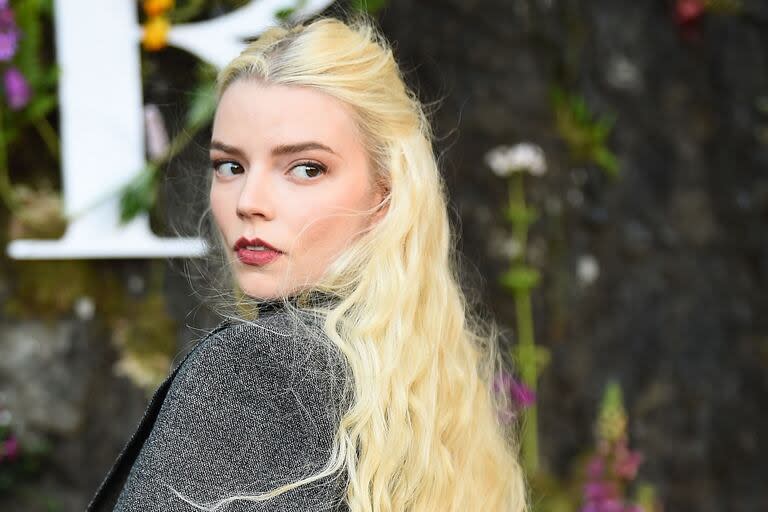 Anya Taylor-Joy viajó a Escocia para participar de un desfile organizado pro Dior, firma de la que es representante