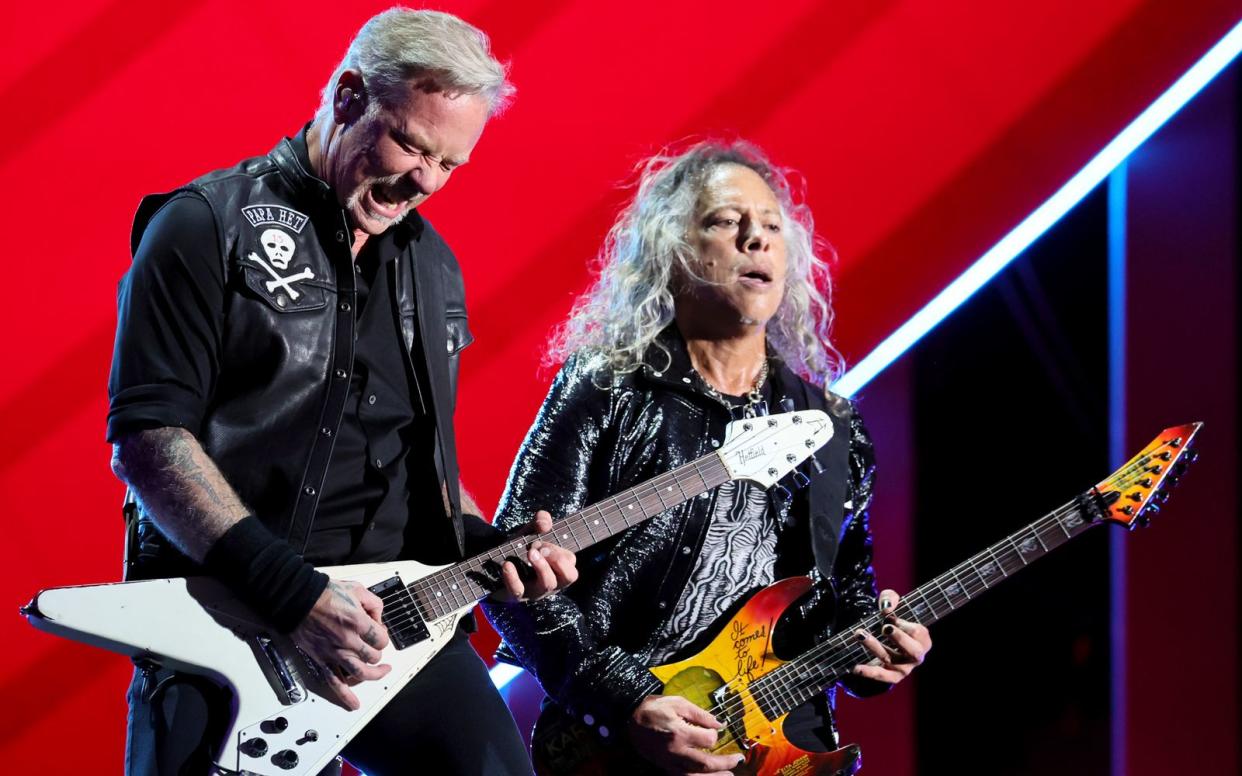 Im April 2023 dürfen sich Fans über die neue Platte von Metallica (hier: James Hetfield, links, und Kirk Hammett) freuen. (Bild: 2022 Getty Images/Theo Wargo)