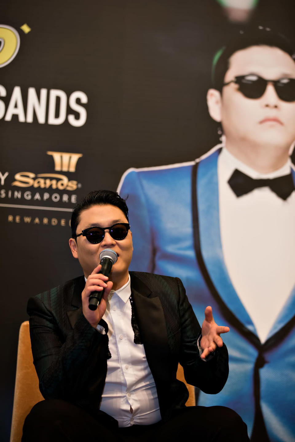 Psy performs in a free showcase at Marina Bay Sands. (Yahoo! photo)