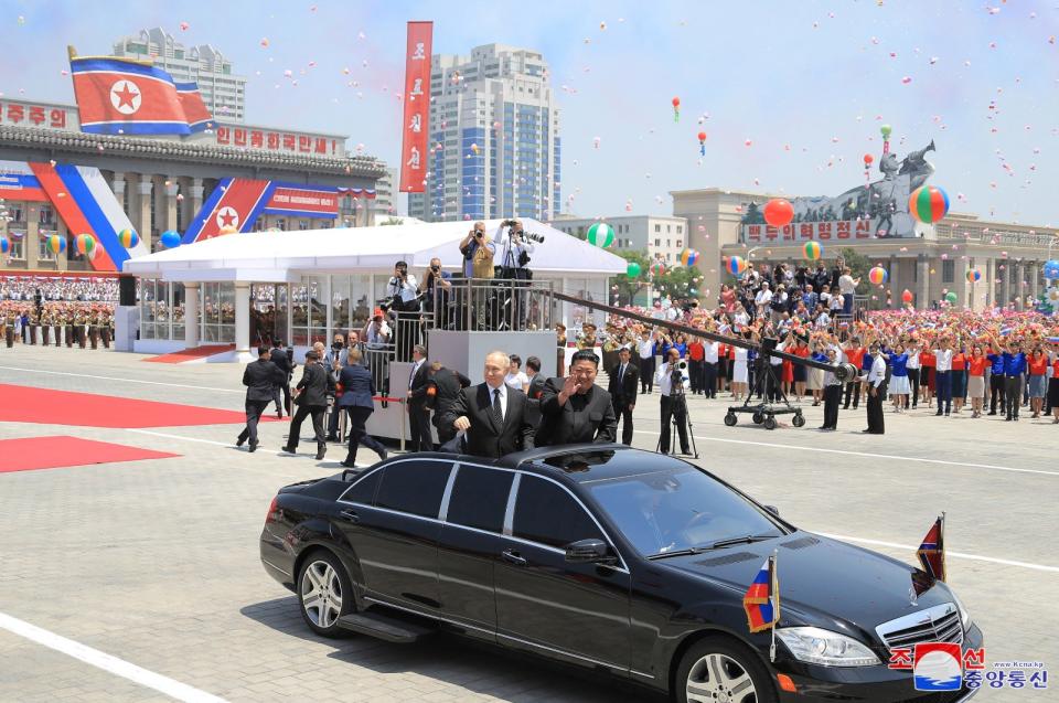 2024年6月19日，俄羅斯總統普丁訪北韓，與北韓領導人金正恩一起搭賓士接受歡迎。路透社／KCNA