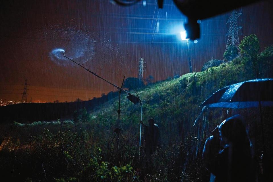 由現場特效組負責的雨效，對於造雨的雨絲、燈光等相當講究。（華映提供）