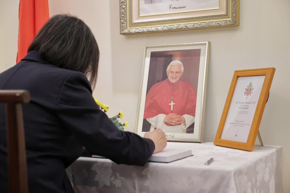 蔡英文總統13日下午前往教廷駐台大使館向榮休教宗本篤十六世(Pope Emeritus Benedict XVI)致哀。(圖:總統府flickr)