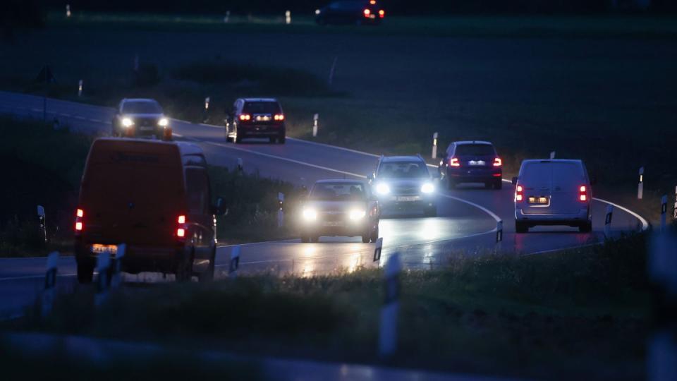 Viele Beschäftigte fahren am liebsten mit dem Auto zur Arbeit - wie auch hier auf einer Landstraße am Stadtrand von Leipzig.