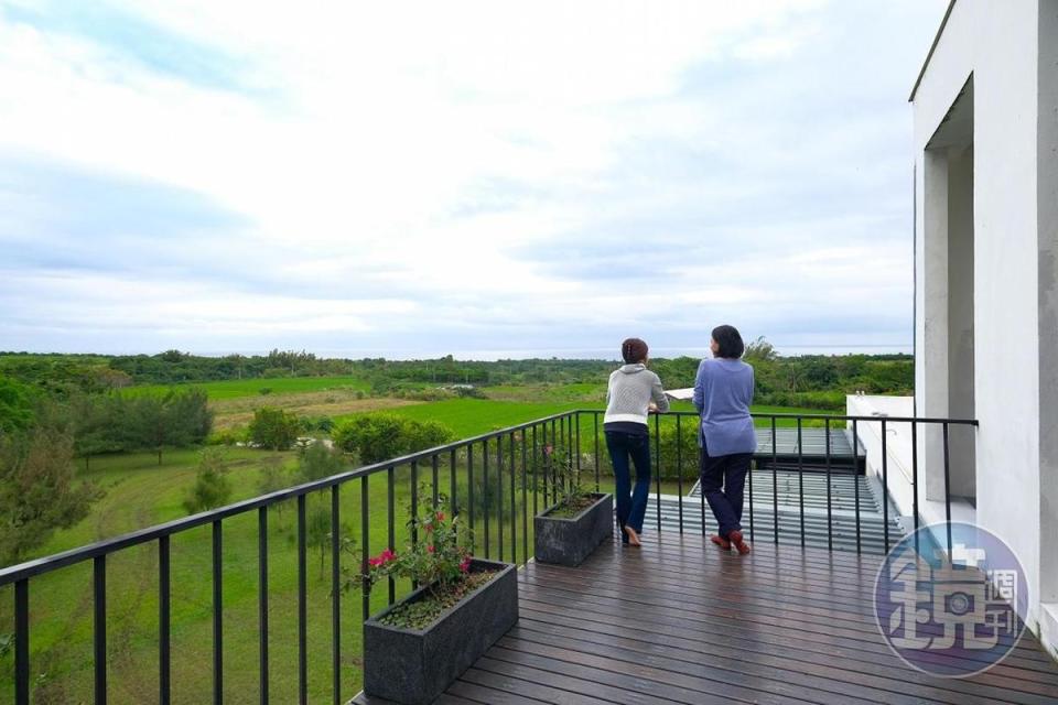 民宿2樓陽台可眺望海景。