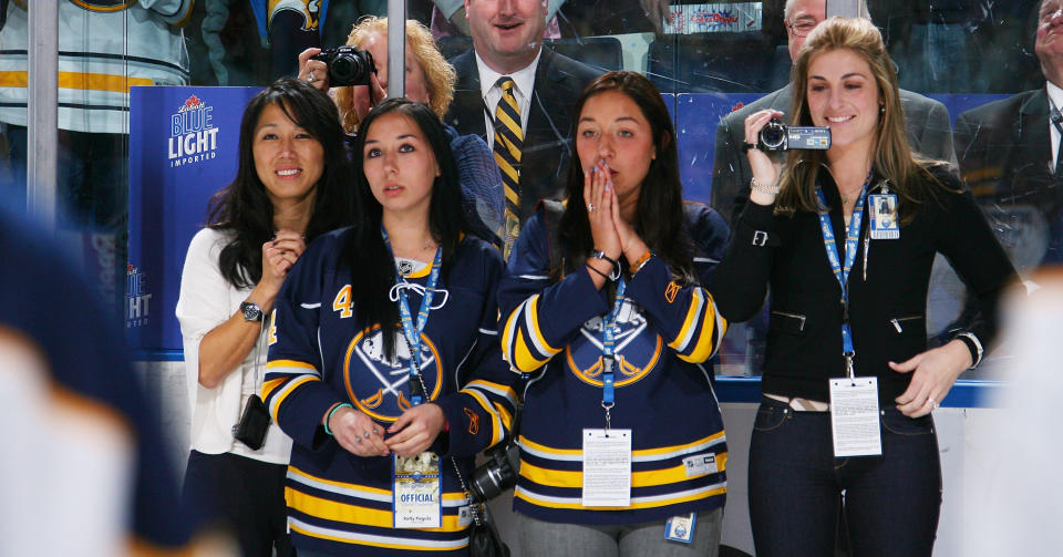 Kim, Kelly, Jessica y Laura Pegula durante un partido de hockey sobre hielo