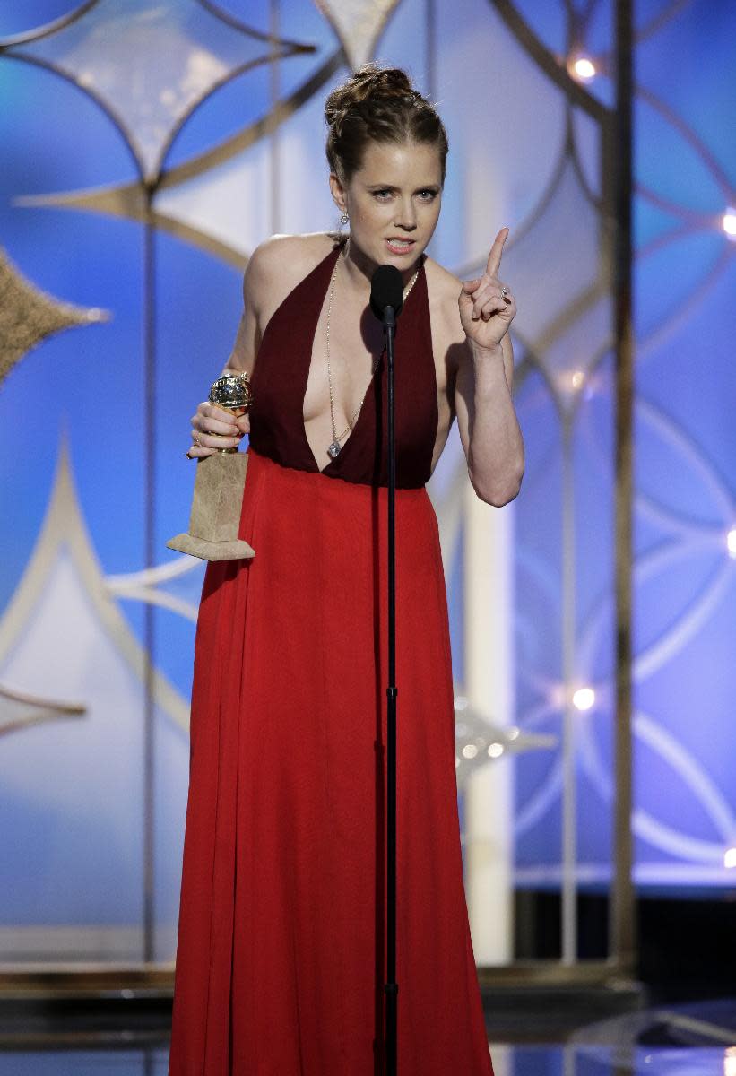 En esta imagen difundida por NBC, Amy Adams acepta el Globo de Oro a la mejor actriz en una película musical o de comedia por su papel en "American Hustle", el domingo 12 de enero del 2014 en el hotel Beverly Hilton en Beverly Hills, California. (AP Foto/NBC, Paul Drinkwater)