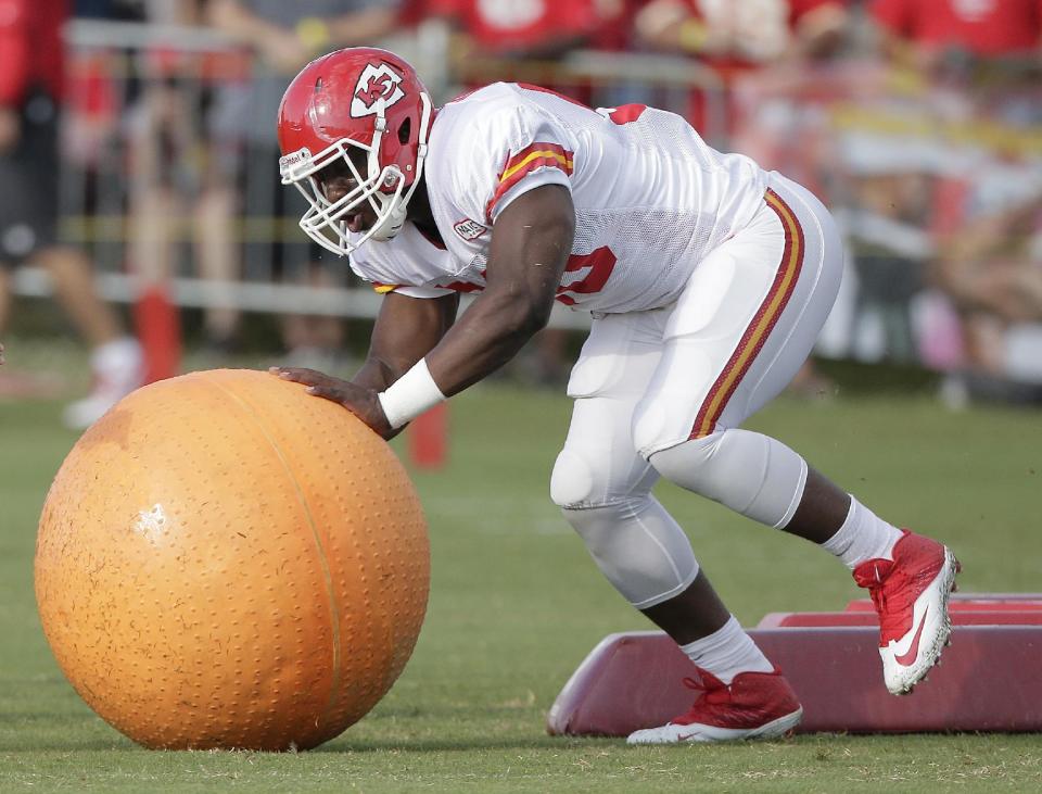 Kansas City Chiefs linebacker Justin Houston (50) participates in a drill during NFL footballtraining camp Sunday, July 27, 2014, in St. Joseph, Mo. (AP Photo/Charlie Riedel)