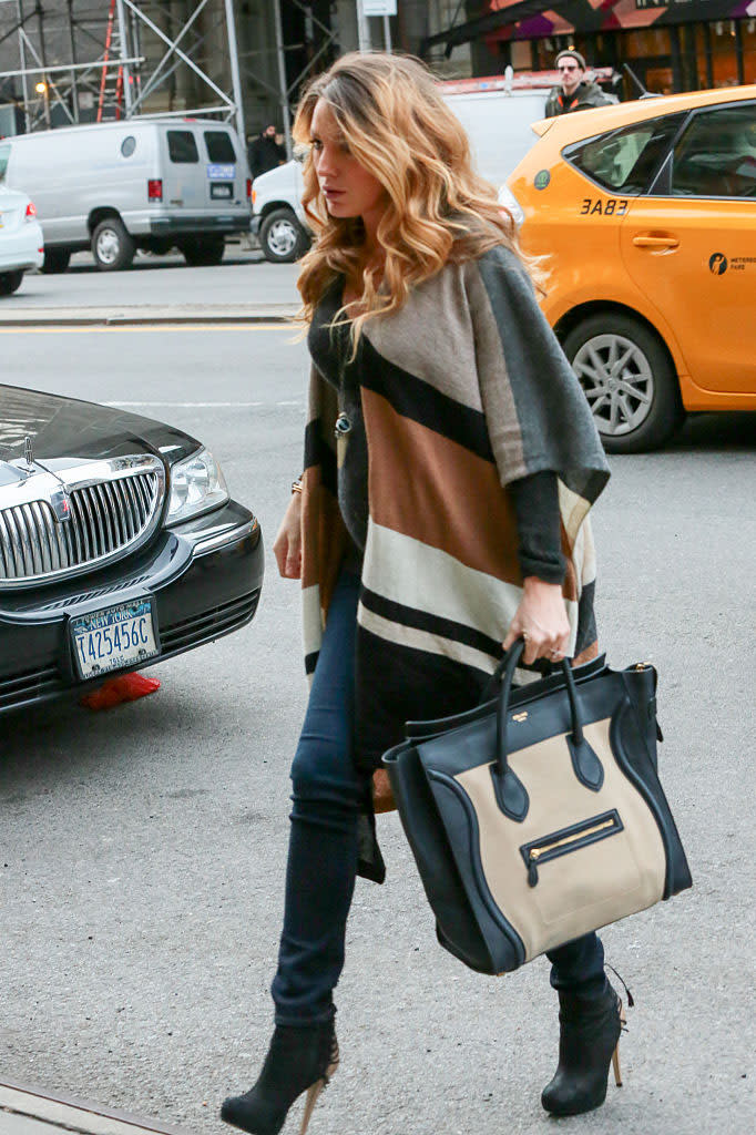 En modeuse invétérée, Blake Lively enfile une longue cape aux couleurs de saison pour se protéger du vent automnal. La future maman ose les talons histoire de compléter son look, et n’oublie pas de prendre un it-bag assorti à sa cape.