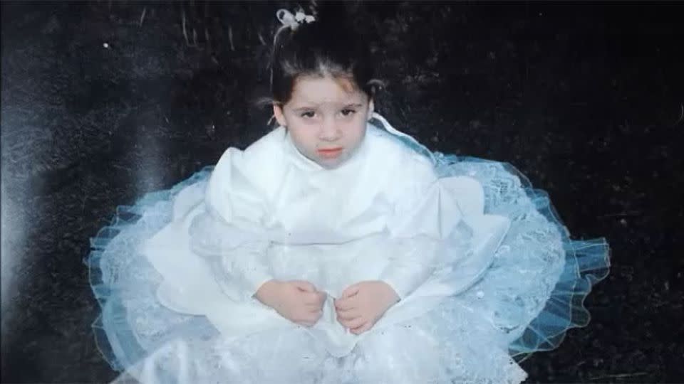 Lorena Cobuzzi in a costume living in her home with her parents, not knowing she was switched at birth. Photo: Youtube/Nefark Ederki