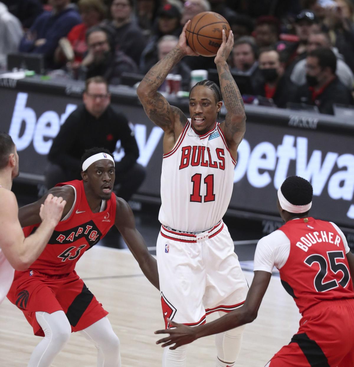 LaVine puts his stamp on Bulls' stunning play-in comeback over Raptors