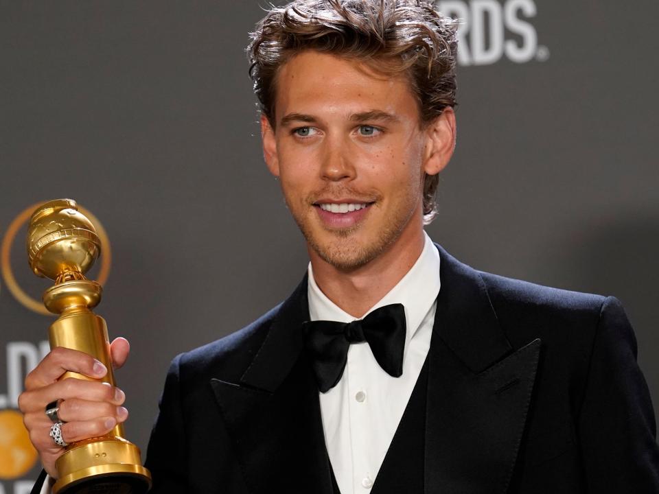 Actor Austin Butler holding his award at the 2023 Golden Globes.
