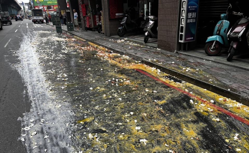 上千顆雞蛋散落一地。（圖／翻攝畫面）