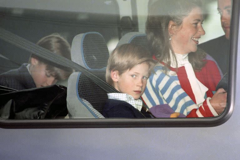 Los príncipes británicos Guillermo y Harry viajan con su niñera Tiggy Legge-Bourke, en el aeropuerto londinense de Heathrow, el 26 de octubre de 1993.