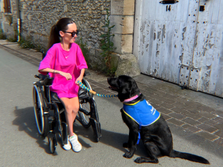 Le fauteuil électrique d’Audrey, ici avec son chien Paolo, a été endommagé à plusieurs reprises à la suite de voyages en avion.