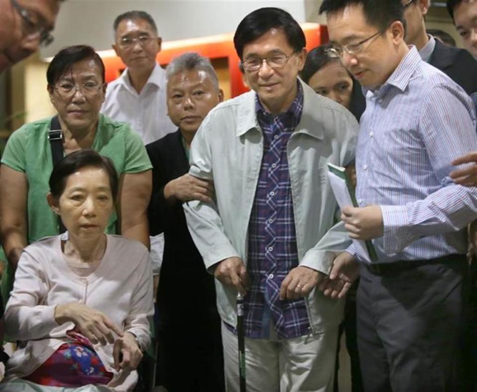 扁家涉貪，相關爭議延燒至今。前總統陳水扁（右二）、扁嫂吳淑珍（最左）。（本報資料照片）