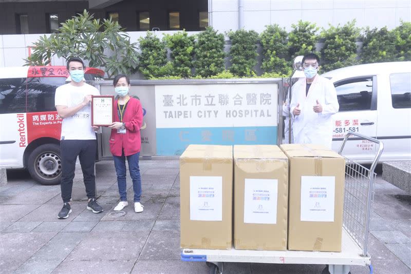 芬格遊戲贈送「台北市聯合醫院仁愛院區」6,500件醫療級隔離衣（圖／芬格遊戲）