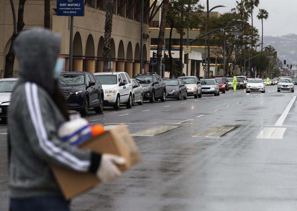 Largas filas de autos se forman en al área de Los Ángeles por personas que esperan recibir ayuda del banco de alimentos, ante la crisis económica causada por la epidemia de COVID-19. (Getty Images)