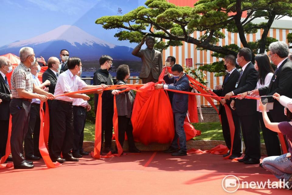 紅毛港保安堂安倍紀念銅像揭幕。   圖：孫家銘攝