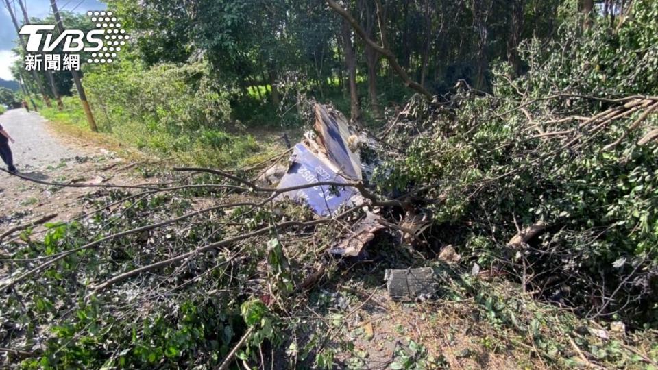 國防部證實，空軍1架AT-3教練機於高雄岡山基地起飛，執行訓練任務時發生事故，飛官徐大鈞少尉殉職。（圖／TVBS）