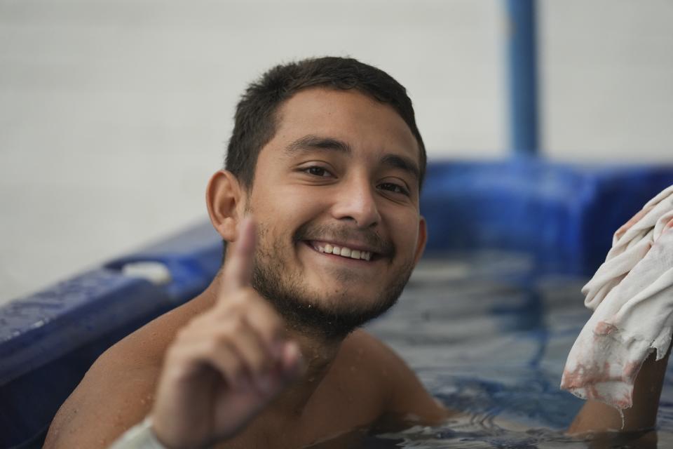 Randal Willars, clavadista mexicano, posa para una foto en las instalaciones del Comité Olímpico de su país, el viernes 7 de junio de 2024 (AP Foto/Marco Ugarte)