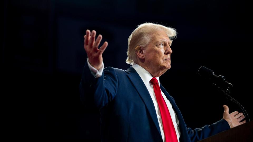 PHOTO: Republican presidential candidate Donald Trump holds a campaign rally in Charlotte, North Carolina (Brandon Bell/Getty Images)