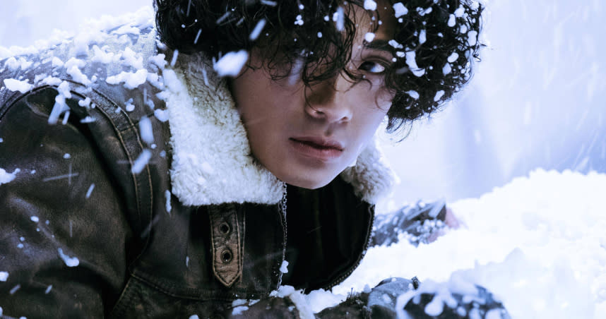李浩瑋新歌〈狼〉MV為致敬了他心目中的偶像周星馳，特別復刻了電影《少林足球》裡一小段經典戰爭畫面。（圖／形上娛樂提供）