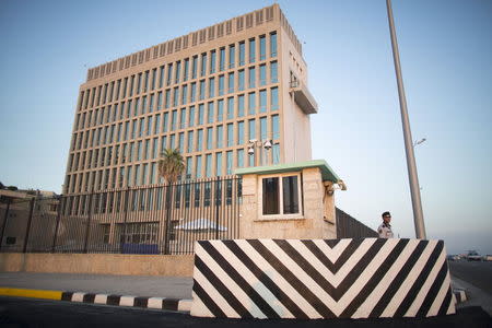 A security officer stands on the corner of the U.S. embassy in Havana August 12, 2015. REUTERS/Alexandre Meneghini