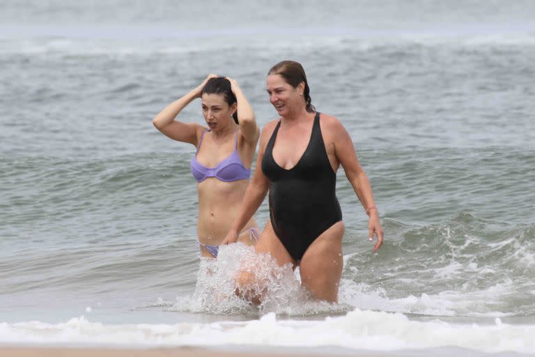 Florencia Bas y Úrsula Corberó, de relax